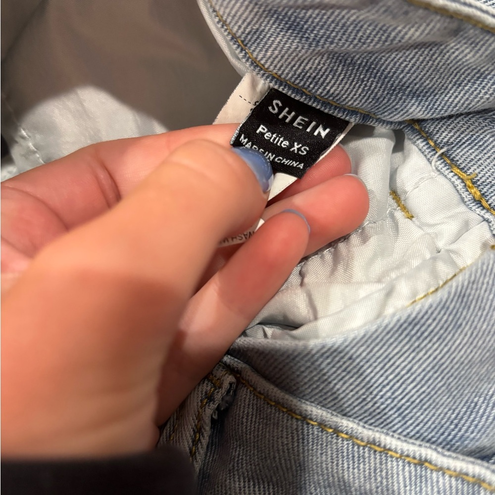 Women’s Petite Wide Leg Distressed Jeans - Picture 4 of 5